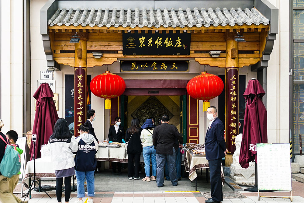 北京继续暂停堂食 餐饮店门口摆摊，顾客路边野餐，朝阳区餐饮服务新景象